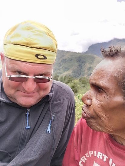 Wir geben ihr Geld und sie freut sich und revanchiert sich, indem sie uns Bananen gibt