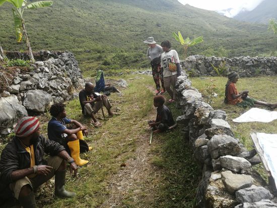 Hier sind wir wieder an dem „Kiosk“ —viele Frauen sitzen hier heute und sind am häkeln und plaudern