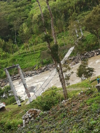 Jetzt müssen wir über diese Brücke-das ist eine andere als auf dem Hinweg. Irgendwann haben wir wohl einen anderen Weg eingeschlagen