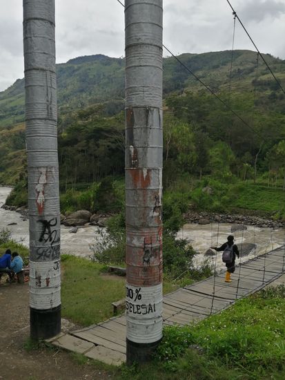 Die Pylonen für die Tragseile der Hängebrücke sind mit Beton ausgegossene, ausrangierte Ölfässer