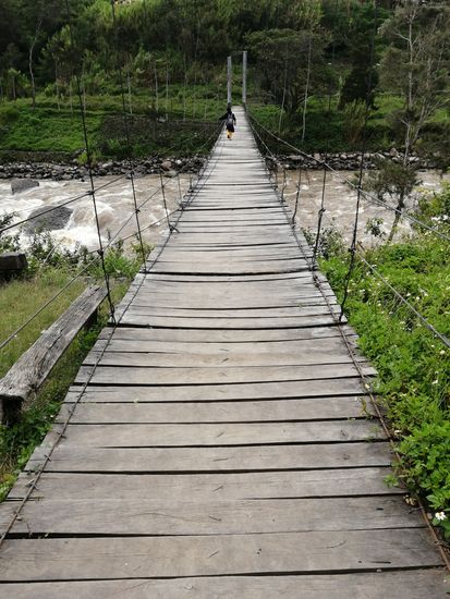 Die Brücke ist schon sehr schadhaft...