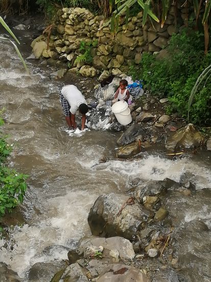 Hier wird wieder Wäsche am Fluß gewaschen...