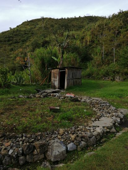 Und das ist die Dusche für das ganze Dorf. Erfrischend kühles, sauberes Quellwasser
