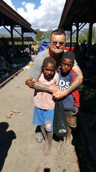 Wir werden wieder angestarrt und angesprochen. Diese 2 Jungs laufen uns eine ganze Weile hinterher...