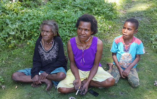 Die jüngere Frau bietet uns an, sich für Fotos traditionell zu kleiden , aber wir winken ab. Wir finden es so viel authentischer...