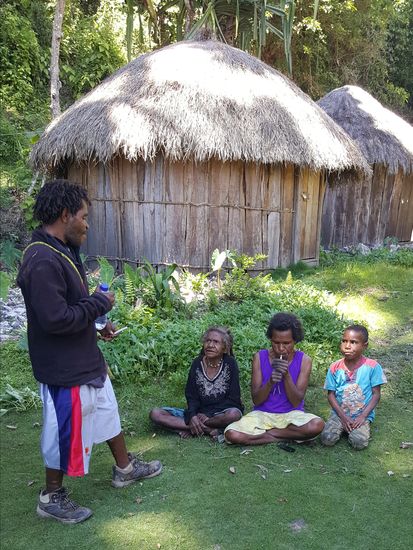 Wir werden hier auch weider mit einem langen Wawawa begrüßt—wir  verteilen Zigaretten, Bonbons und eine größere Geldspende und man freut sich...
