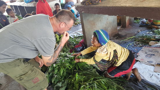Diese Frau lacht sich schlapp, weil Dirk alles probiert und versehentlich auch an Grashalmen rumknabbert...