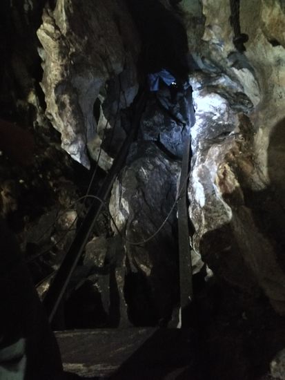 Das war wohl mal eine Brücke, aber nun liegen hier nur noch die Profile, über die wir klettern müssen