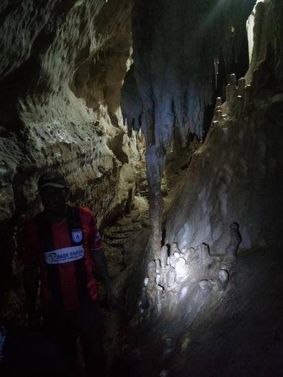 Gut, dass wir eine Taschenlampe dabei hatten—ohne wären wir aufgeschmissen gewesen. Irgendwann wird es aber zu unsicher und zu gefährlich, dass wir lieber umdrehen