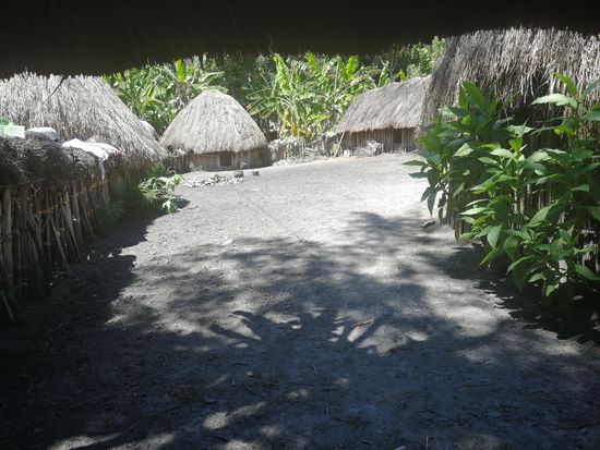 Ein Blick durch die Luke—das Dorf ist im Halbrund aufgebaut.
