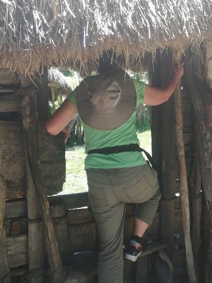 Durch diese Luke muss man klettern um in das Dorf zu gelangen