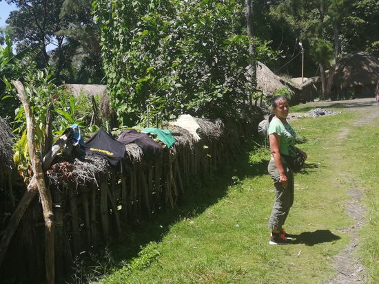Leider ist es ausgestorben, nur ein MAnn sitzt in einer Hütte und erzählt, dass die Bewohner auf dem Feld bei der Arbeit sind und gegen 16 Uhr zurückkommen