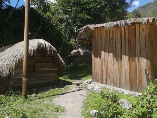 Aber hinter den Hütten sind doch noch ein paar Menschen...