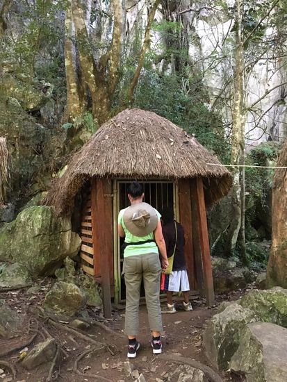 Dann fahren wir zu einer Salzhöhle. Dafür muß Kanak erstmal den Schlüssel holen.
Leider kann er uns zu der Höhle nichts erzählen und wir kommen nun zu dem Schluß, das Kanak eher ein Unterhalter als ein Guide ist. Wir nenen ihn spaßeshalber „Kasperguide“