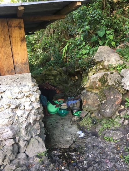 Eine Oma, die Geschirr abwäscht..