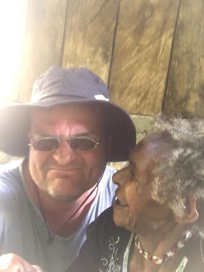 Diese alte Frau hat sogar amputierte Ohren. Auch das haben die Menschen früher gemacht, sich ein Stück vom Ohr amputiert, wenn ein Angehöriger gestorben ist.