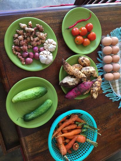 Im homestay wird alles gewaschen und geschnippelt...