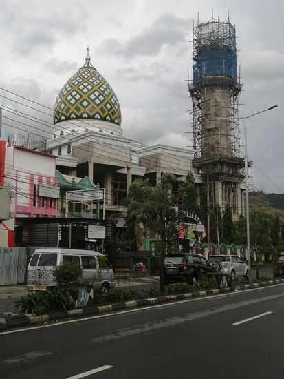 Diese Moschee sieht aus, als wenn mitten im Bau das Geld ausgegangen wäre.