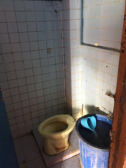 In Sentani mieten wir uns das ekligste Zimmer unseres bisherigen Urlaubs.