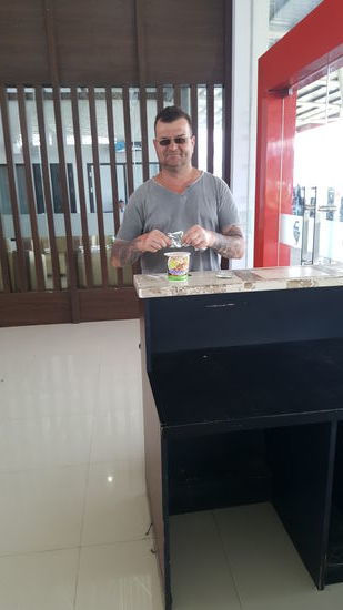 Dirk läuft durch die Gegend um sich heißes Wasser für seine Suppe zu ordern