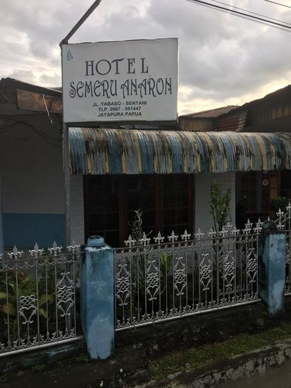 Früh verlassen wir dieses fürchterliche Hotel. Es ist für uns schwer zu verstehen, wie man so offensichtlich gelangweilt herumsitzen kann, während die Zimmer förmlich nach etwas Pflege schreien...