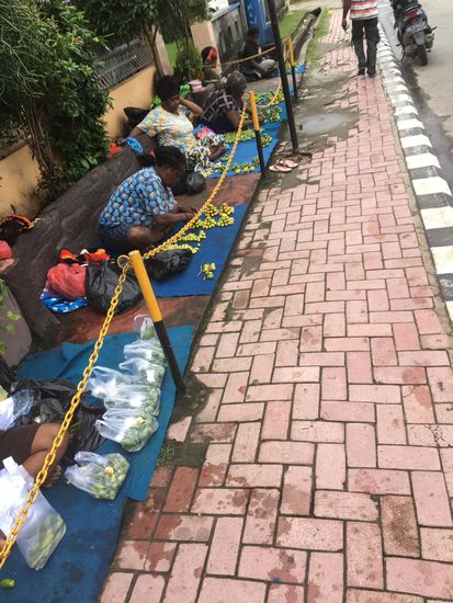 Die Straße zum Airport ist voll mit Verkaufsständen der Bethelnussverkäufer.
Ich habe gelesen, dass das Kauen dieses Zeugs, vermischt mit dem Pulver wohl so viel Spucke erzeugt, dass man ums ausspeien nicht herumkommt