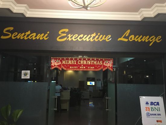 Da wir noch über 3 Stunden Zeit haben, entscheiden wir uns für einen Aufenthalt in der Lounge