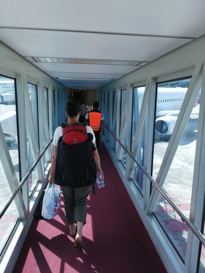 ...in den Flieger....