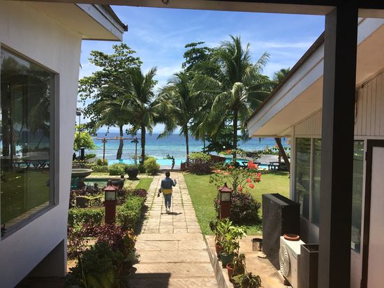 Das Hotel liegt direkt am Meer