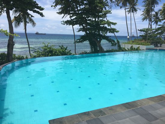 Pool mit Blick zum Meer