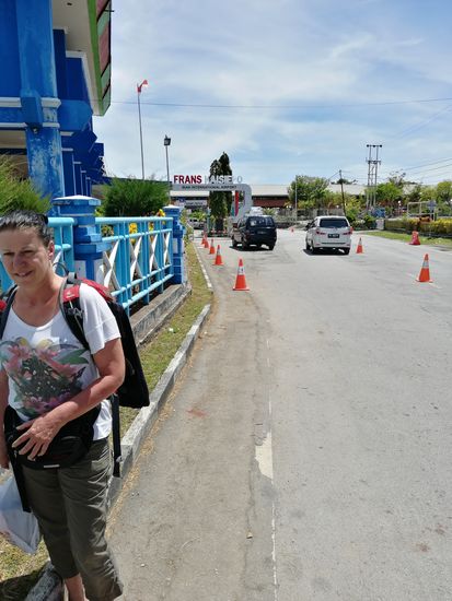Ich habe uns gestern Abend noch für 3 Nächte das „Asana Inn“ gebucht. Das ist nur 300m vom Airport und hat einen tollen Pool zum Meer