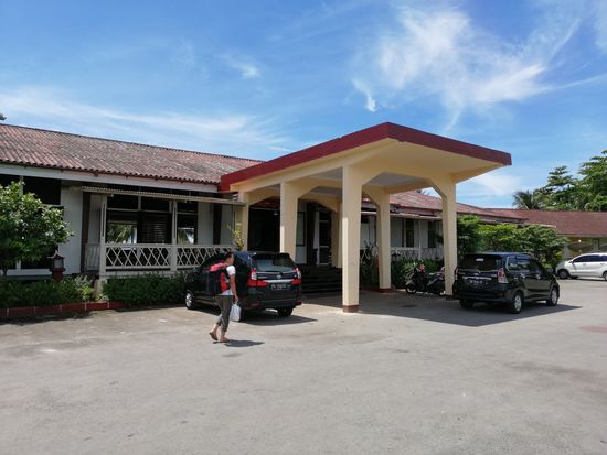 Es ist eins der besten Häuser hier, aber trotzdem fehlt auch hier etwas Pflege.
Ich habe ein Standardzimmer gebucht. Aber eine Dame, die uns empfängt und augenscheinlich die Chefin ist, möchte uns gern ein Upgrade für 300.000 IDR verkaufen.