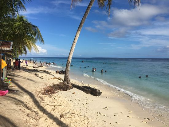 Da Sonntag ist, ist der Strand von vielen Familien mit Kindern besucht