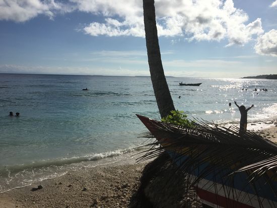 Die Kinder sind alle im Wasser—auch ein paar Männer, aber keine Frau!