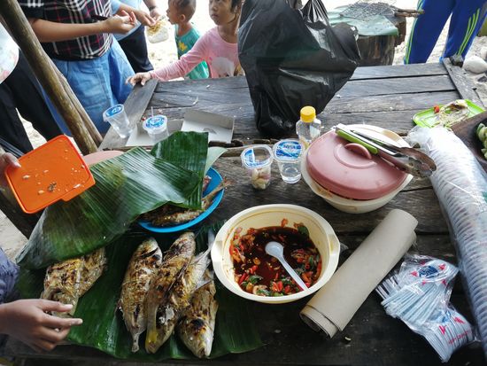 Es gibt gegrillten Fisch, einen Nudelsalat und -natürlich - scharfe Soße...