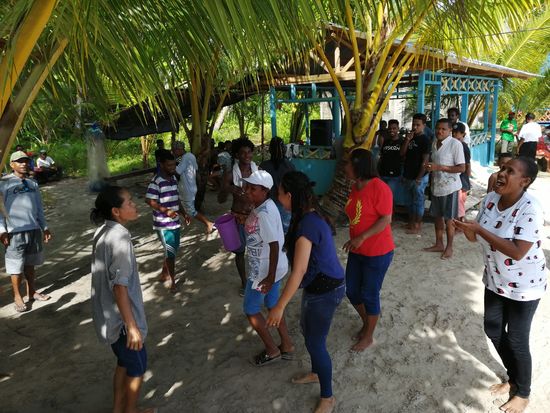 Kommen an einer Gruppe Papuaner vorbei die hier bei lauter Musik am tanzen sind....