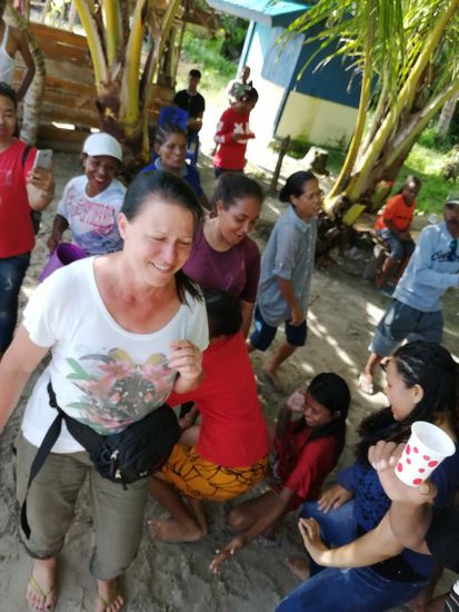 Sofort sollen wir mittanzen, was wir auch gerne machen. Ich staune mal wieder über diese echte Fröhlichkeit dieser Menschen....sie brauchen dafür auch keinen Alkohol wie in anderen Ländern...