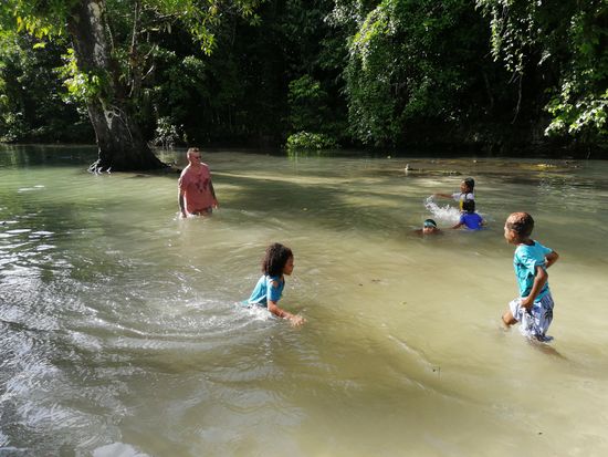 Wir kommen an einen Süßwassersee