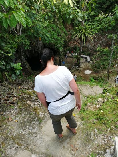 Da unten ist die Grotte—vorsichtig gehe ich da runter...