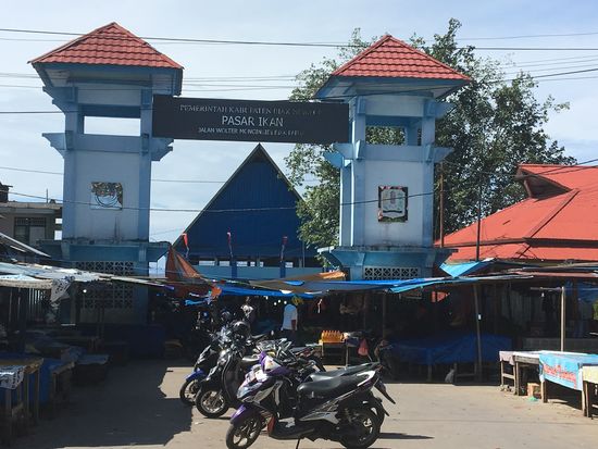 Eingang zum inselbekannten Fischmarkt „Fish Market and Greengrocers“ (laut maps.me)