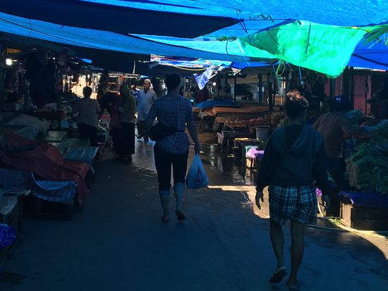 Wir kaufen ein paar kleine Mangos und Tomaten.
Die Mangos sind klein und sauer, die Tomaten verputzen wir sofort