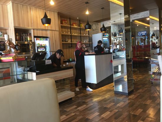 Sowas gibt es hier auch: ein feines , aufgeräumtes, pieksauberes Cafe