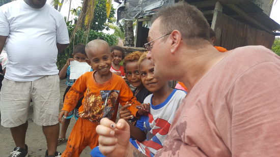 Sofort sind wir umringt und man bietet uns einen Stuhl an. Viele Hände wetden geschüttelt...