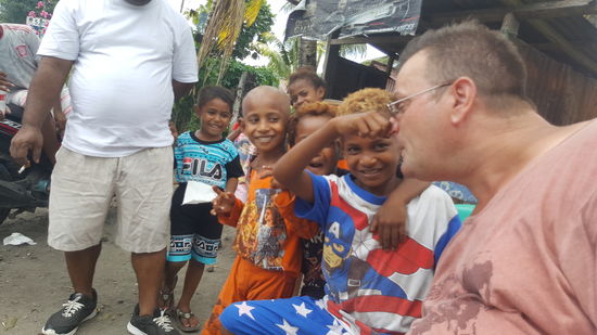 Unsere Nasen und Dirks Tattoos sind wieder mal der Mittelpunkt.
2 blonde Jungs fallen durch ihr Aussehen besonders auf—der Mann erklärt uns, dass sie von „Ambon“ kommen (Das ist die Haupt-Molukkeninsel)