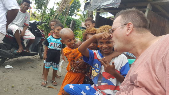 Und der kleine Junge mit der Glatze ist besonders frech und vorwitzig.