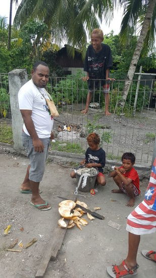 Sie werden zerhackt und wir genießen das Kokoswasser und das glibberige Kokosfleisch