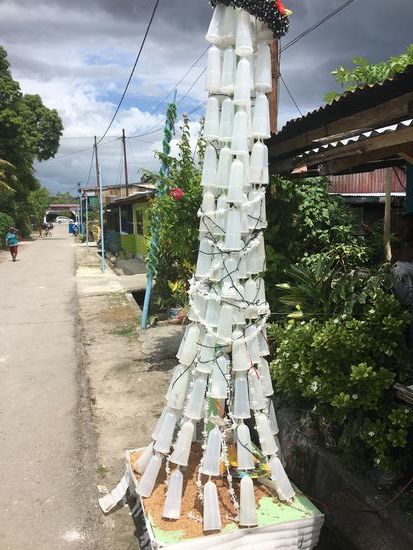 ...ungewöhnlichem Material. Hier leere Behälter aus einem Krankenhaus, in dem mal Natriumchloridlösung war...