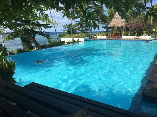 Heute haben wir uns wieder für spätnachmittags mit Susi verabredet.
So fahren wir mal mit dem Angkot in die Stadt