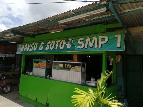 In einer Nebenstrasse finden wir eine Warung, in dem wir Suppe essen und Eistee trinken