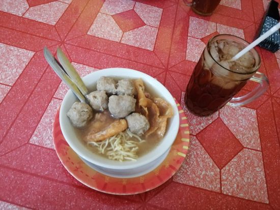 Die Fleischklößchen schmecken sehr gut—viiiel Knobi drin